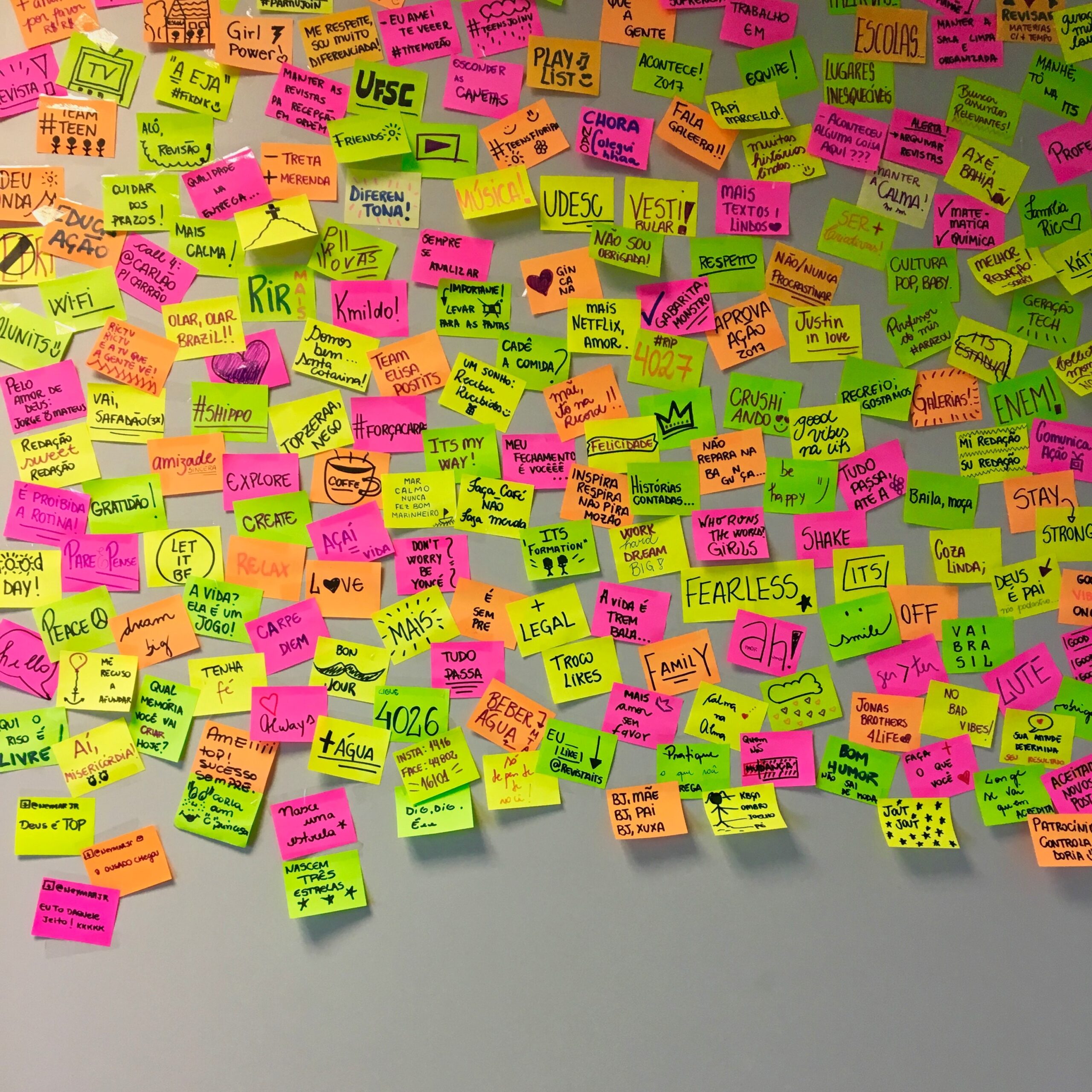 picture of coloured post it notes